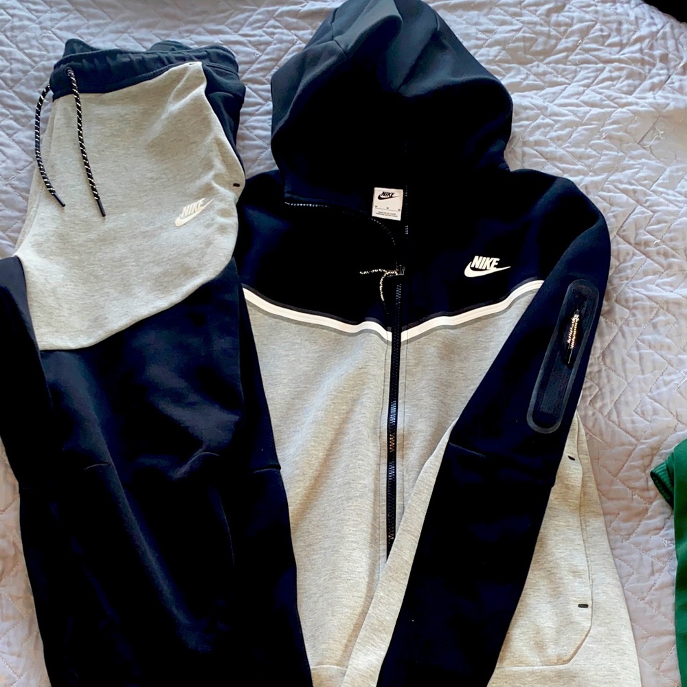 Nike Tech Jogger Set Black and Gray Jacket & jogger sweats. LIKE NEW